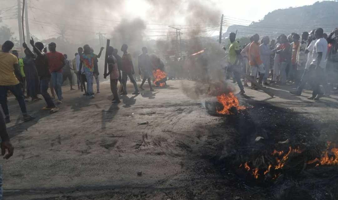 You are currently viewing Happening Now Protesters Block Abuja-Kaduna Highway Demand End To Kidnapping, Banditry