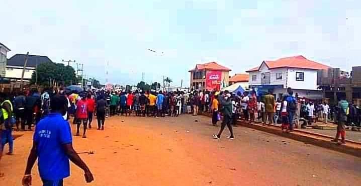 Read more about the article Just In: Protesters Block Kaduna Road Over The Abduction OF Residents By Bandits