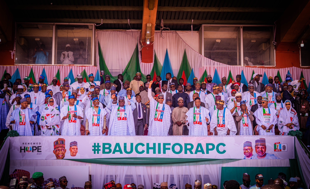 Read more about the article Buhari, Tinubu electrify mammoth crowd at Bauchi APC rally