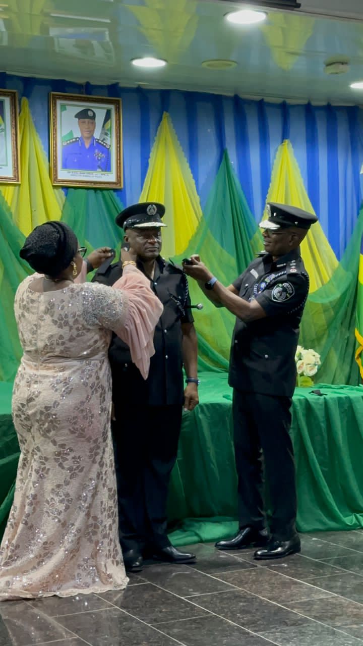 Read more about the article IGP DECORATES DIG EGBETOKUN, 24 AIGs, TUNJI DISU, 33 CPs WITH THEIR NEW RANKS