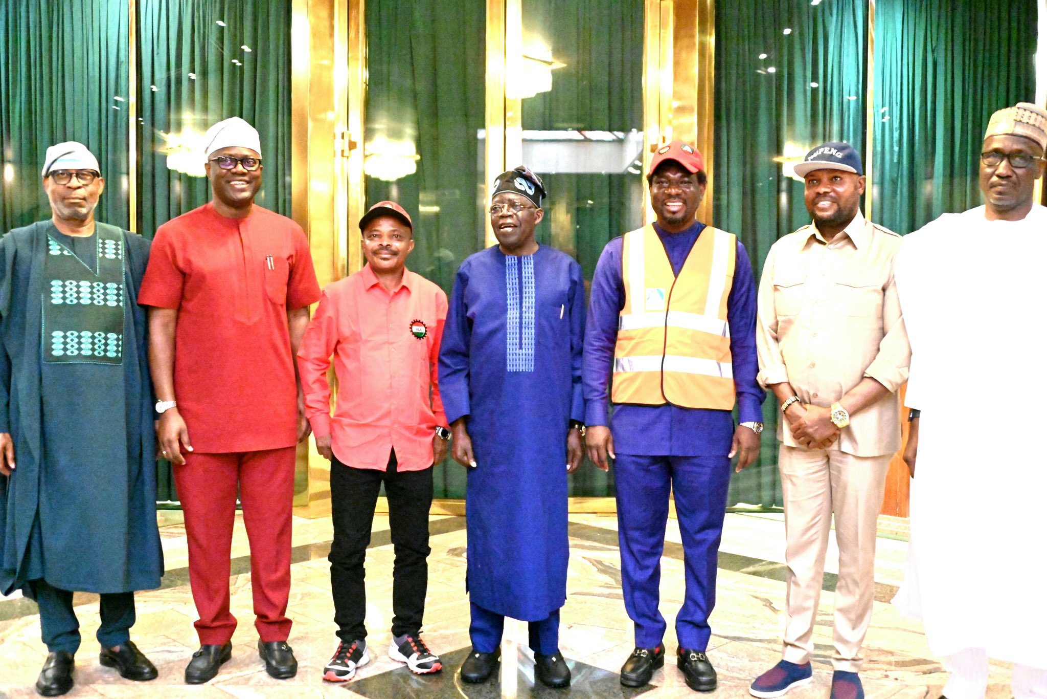 Read more about the article STATE HOUSE PRESS STATEMENT | LABOUR UNIONS TO SUSPEND FURTHER PROTEST AFTER FRUITFUL MEETING WITH PRESIDENT TINUBU