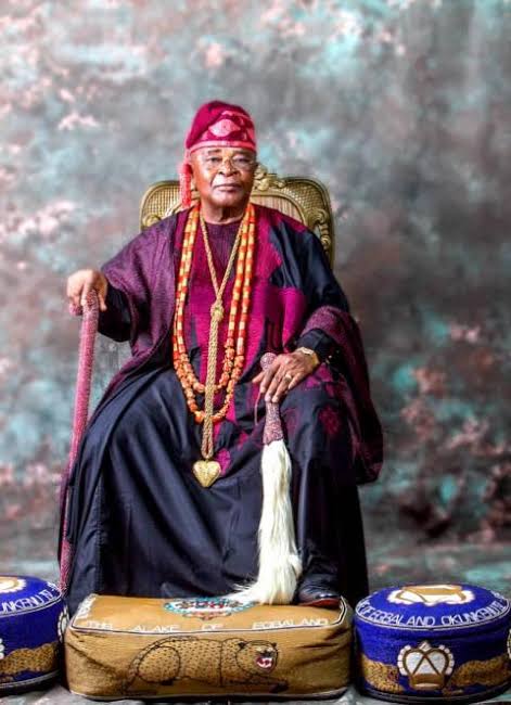 You are currently viewing PRESIDENT TINUBU REJOICES WITH THE ALAKE OF EGBA LAND, OBA ADEDOTUN AREMU GBADEBO III, AT 80