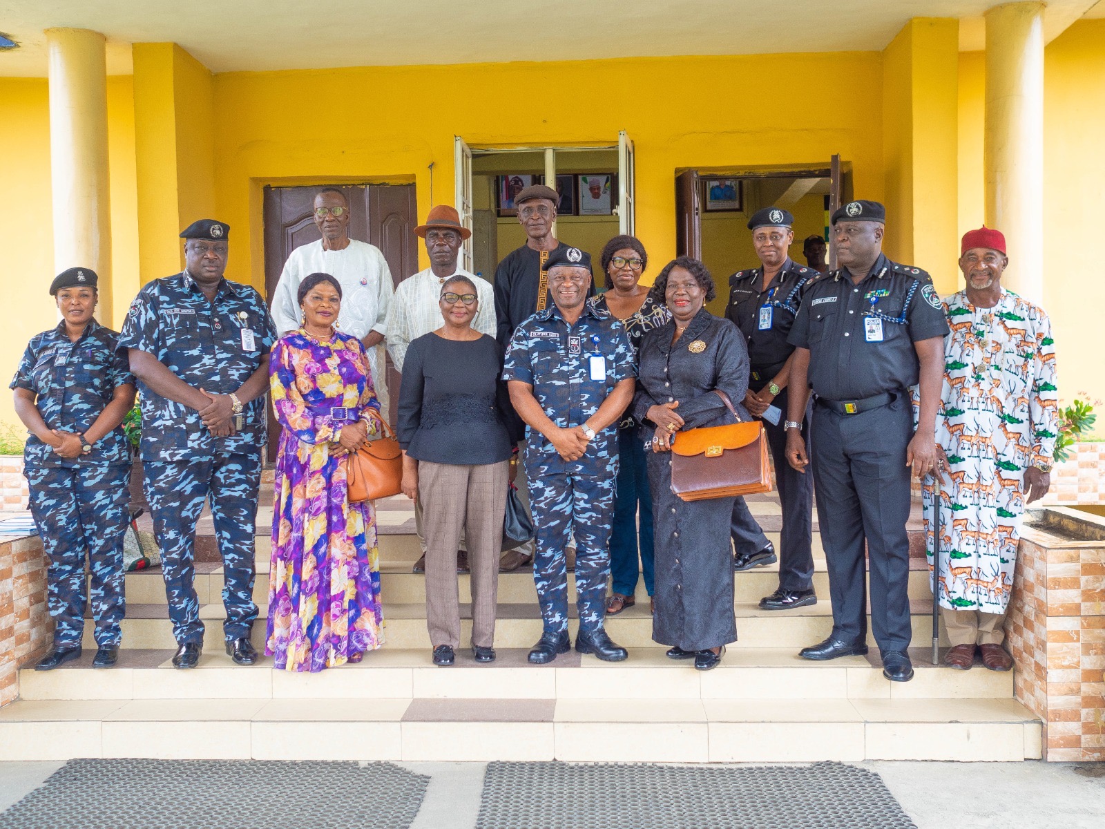 Read more about the article Retired Police Officers Visit Rivers State Police Command, Pledge Support Amid Political Crisis