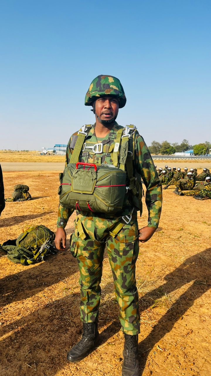 You are currently viewing BRIGADIER GENERAL AS. ALIYU MAKES HISTORY WITH DARING PARACHUTE JUMP 🇳🇬